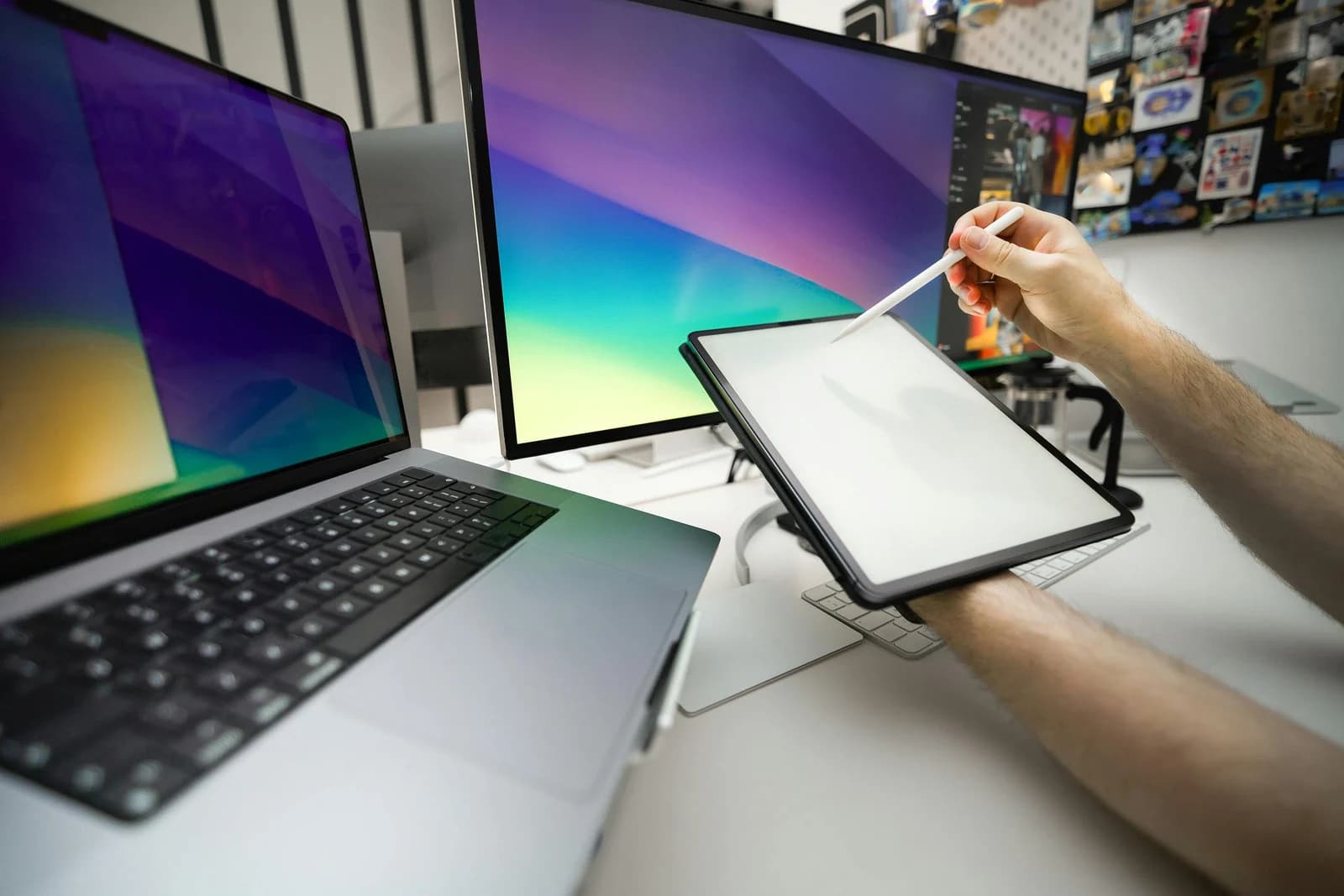 Estação de trabalho com notebook, monitor e tablet com caneta digital